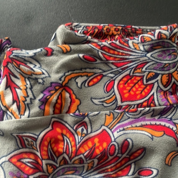 LuLaRoe one size gray printed leggings - Picture 3 of 5